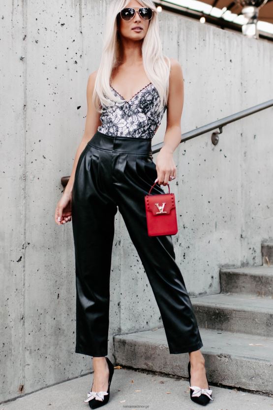 svart NanaMacs en bukser i imitert skinn 402NJ03120