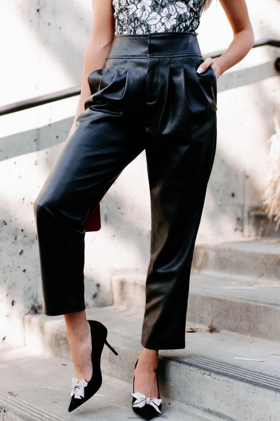 svart NanaMacs en bukser i imitert skinn 402NJ03120