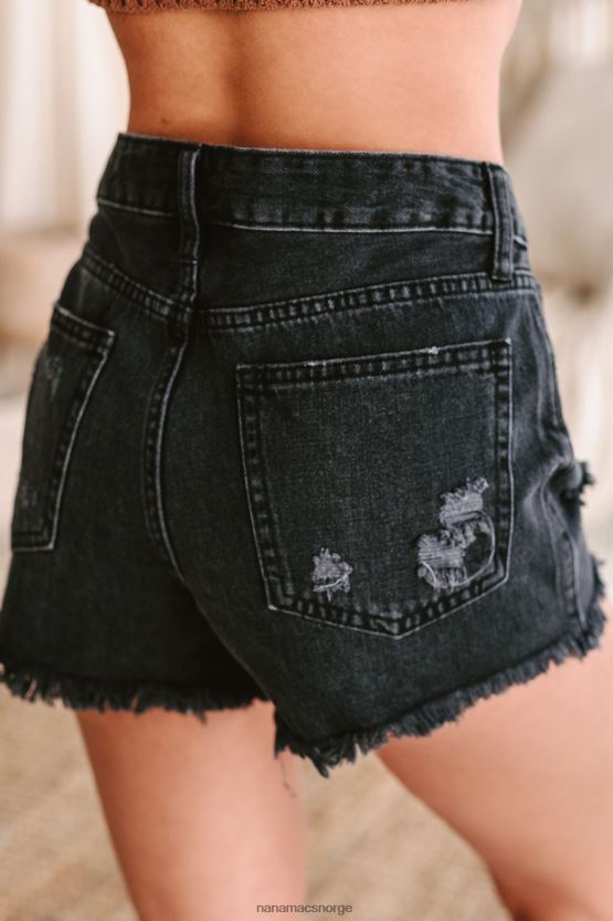 vasket svart NanaMacs superladet shorts med høy vekst i distressed kamskjellkant 402NJ02997
