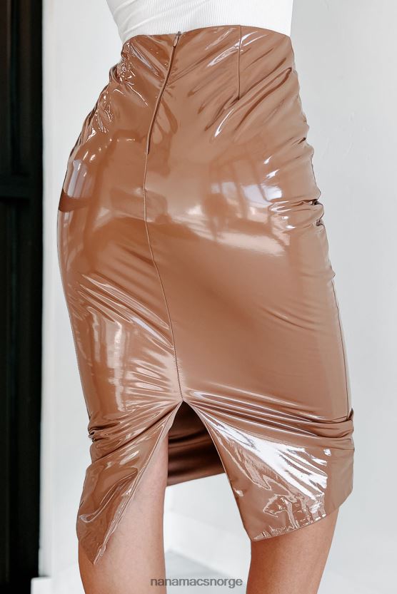 sandstein NanaMacs holder det glatt skinnende midiskjørt i imitert skinn 402NJ03230