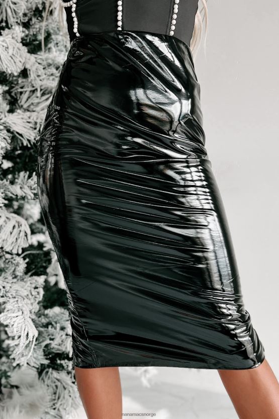 svart NanaMacs holder det glatt skinnende midiskjørt i imitert skinn 402NJ03218