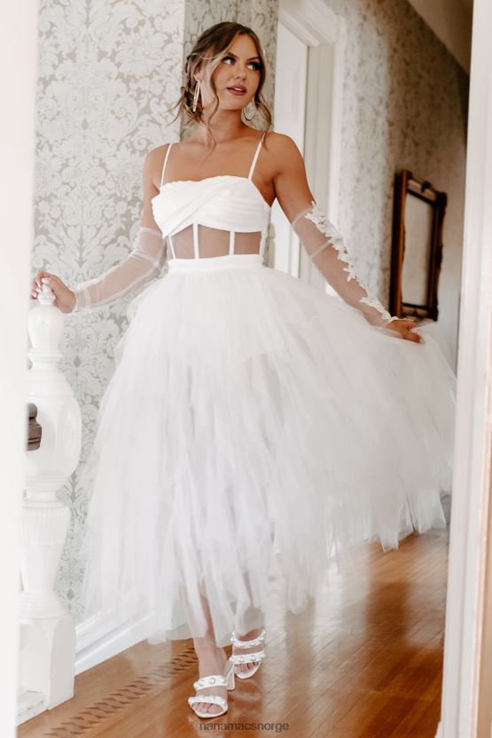 hvit NanaMacs bor i en fantasy-rysset tyll-bodysuitkjole 402NJ02292