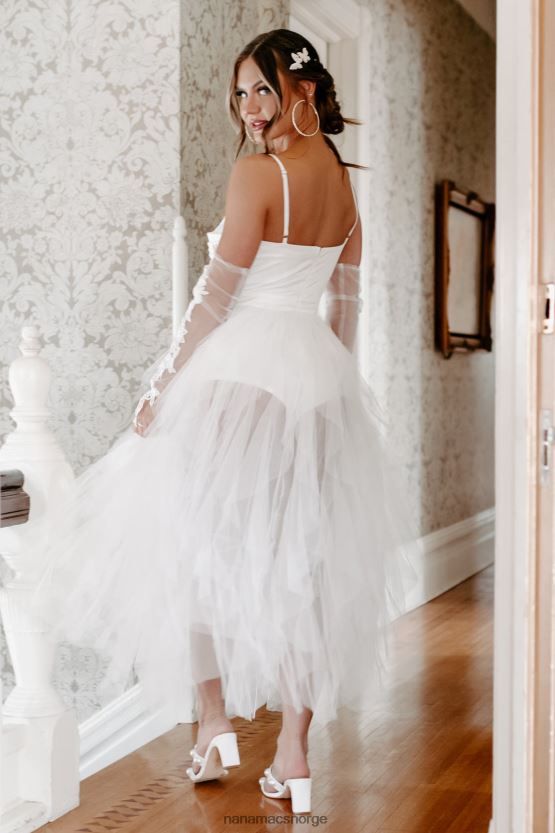 hvit NanaMacs bor i en fantasy-rysset tyll-bodysuitkjole 402NJ02292