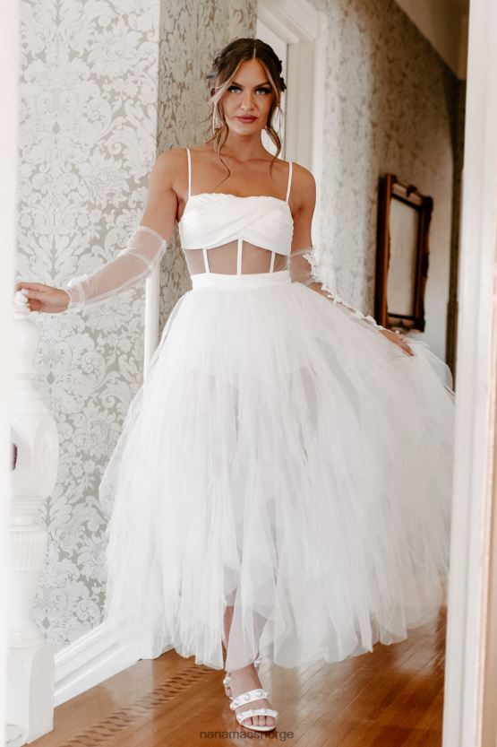 hvit NanaMacs bor i en fantasy-rysset tyll-bodysuitkjole 402NJ02292