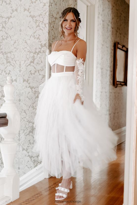 hvit NanaMacs bor i en fantasy-rysset tyll-bodysuitkjole 402NJ02292