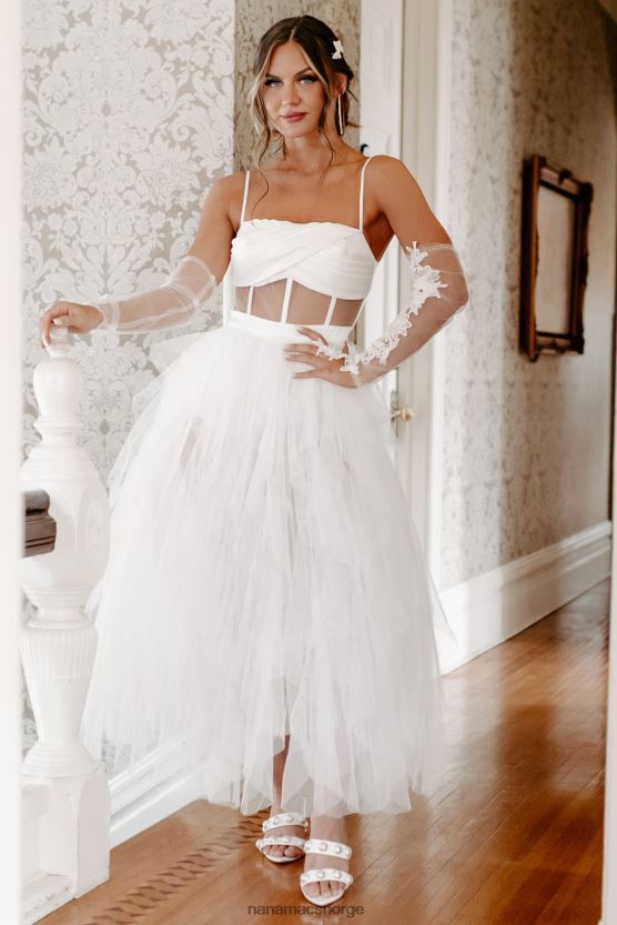 hvit NanaMacs bor i en fantasy-rysset tyll-bodysuitkjole 402NJ02292