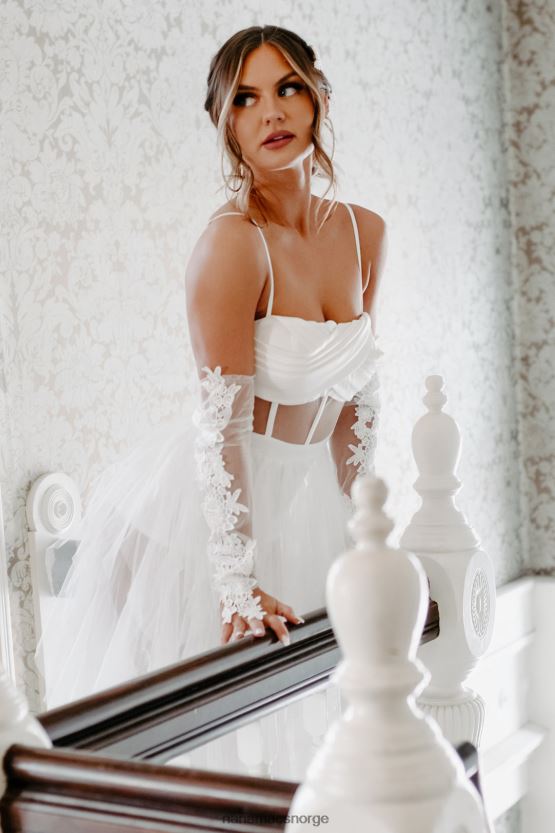 hvit NanaMacs bor i en fantasy-rysset tyll-bodysuitkjole 402NJ02292