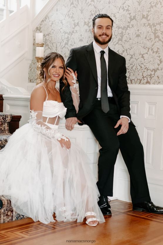 hvit NanaMacs bor i en fantasy-rysset tyll-bodysuitkjole 402NJ02292