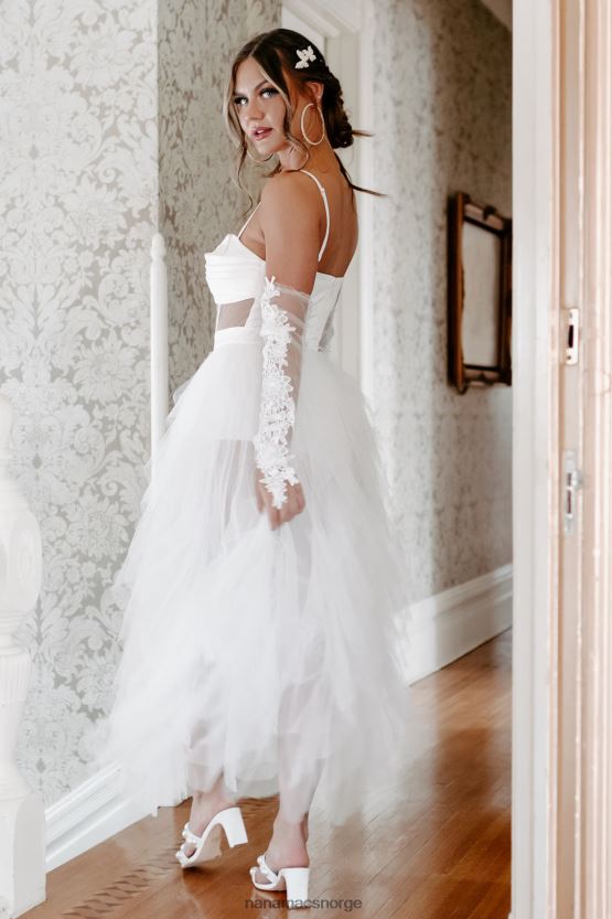 hvit NanaMacs bor i en fantasy-rysset tyll-bodysuitkjole 402NJ02292