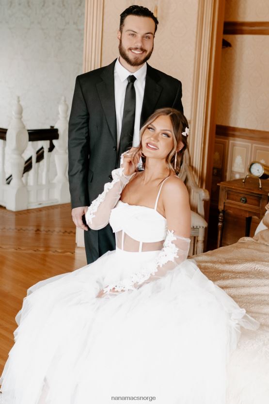 hvit NanaMacs bor i en fantasy-rysset tyll-bodysuitkjole 402NJ02292