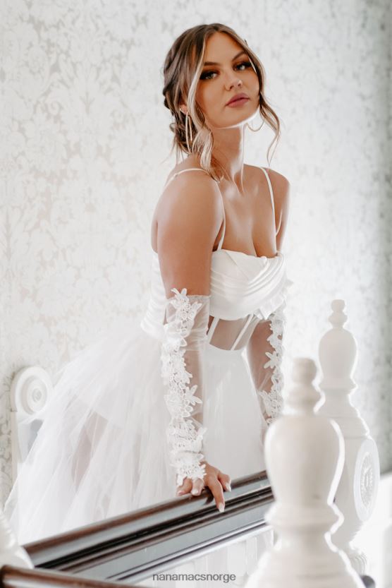 hvit NanaMacs bor i en fantasy-rysset tyll-bodysuitkjole 402NJ02292