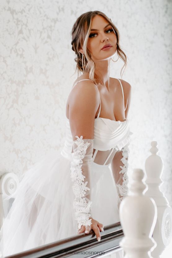 hvit NanaMacs bor i en fantasy-rysset tyll-bodysuitkjole 402NJ02292