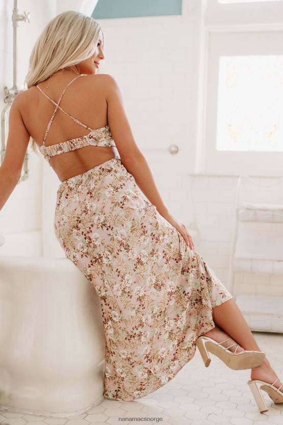 rosa NanaMacs ser på deg blomstret midikjole 402NJ02419