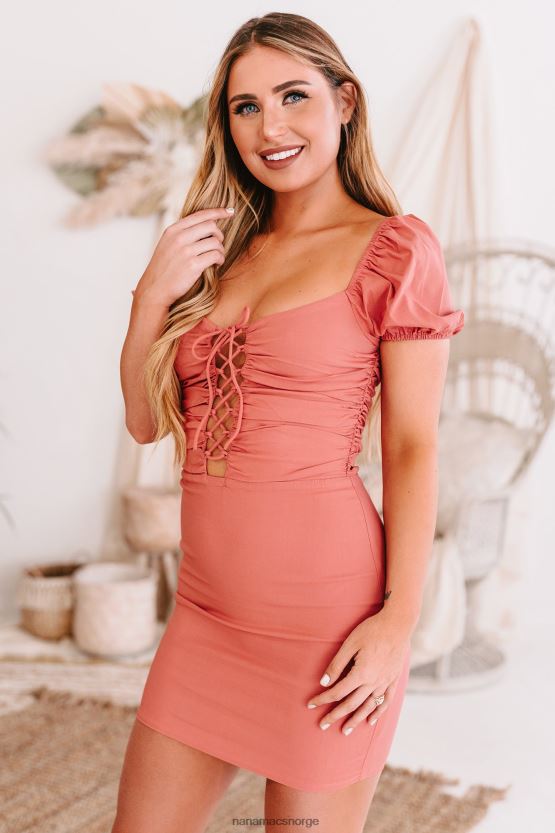 støvete kirsebær NanaMacs celine bodycon kjole med blonder foran 402NJ02488