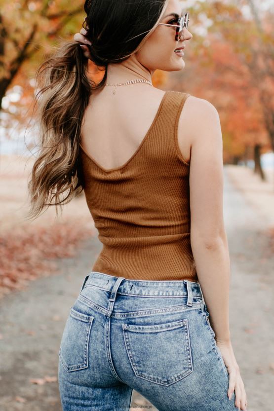 brun NanaMacs du var min første ribbestrikkede body med scoop neck 402NJ0324