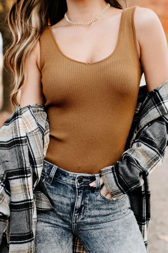 brun NanaMacs du var min første ribbestrikkede body med scoop neck 402NJ0324