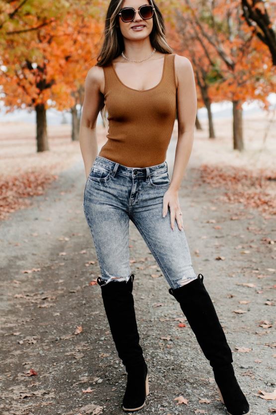 brun NanaMacs du var min første ribbestrikkede body med scoop neck 402NJ0324