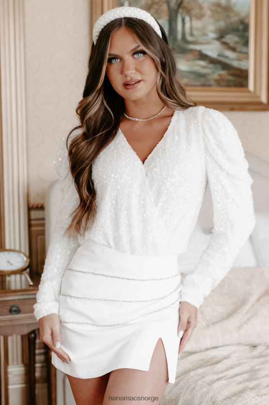 hvit NanaMacs en liten razzle blendende langermet paljettbody 402NJ0371