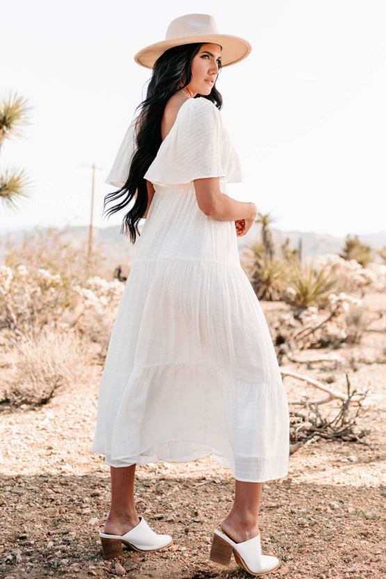 off white NanaMacs søt jente med volangermer i lag med v-hals maxi-kjole 402NJ02428