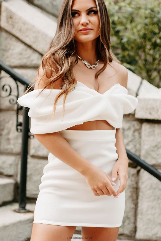 hvit NanaMacs ekstravagante saker utenfor skulderen scuba mini kjole 402NJ01865