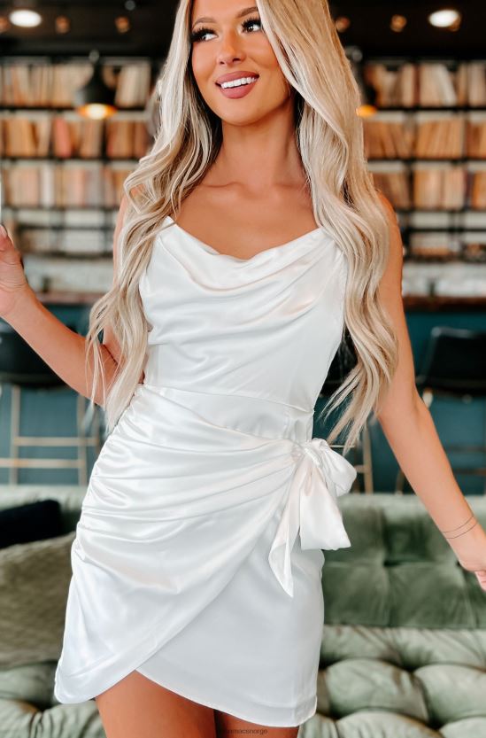 off white NanaMacs noe som gjør den til offisiell minikjole med kåpehals 402NJ02168