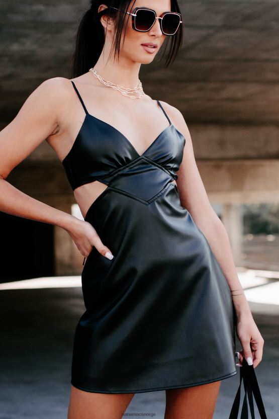 svart NanaMacs fyr på din brannkuttede minikjole i kunstskinn 402NJ02139