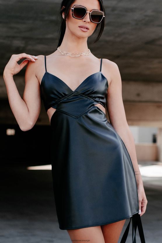 svart NanaMacs fyr på din brannkuttede minikjole i kunstskinn 402NJ02139