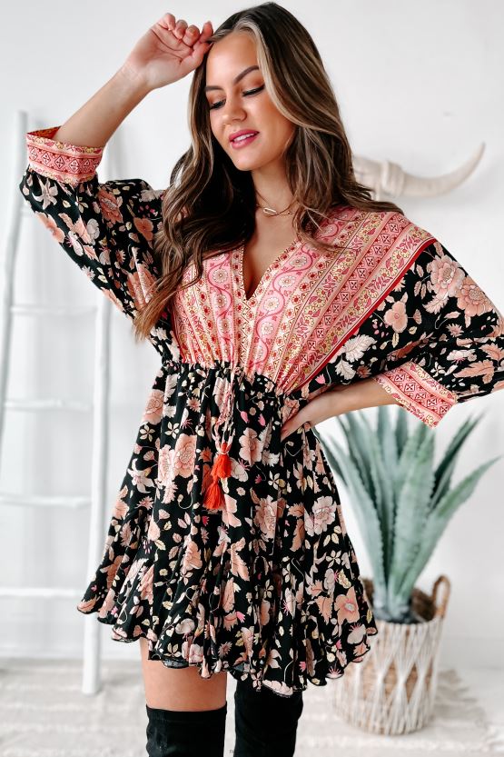 svart/rosa NanaMacs joyful soul minikjole med volangkant med blandet trykk 402NJ02208