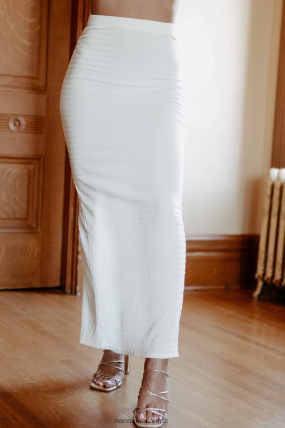 hvit NanaMacs klar til å komme unna todelt skjørtsett 402NJ01207