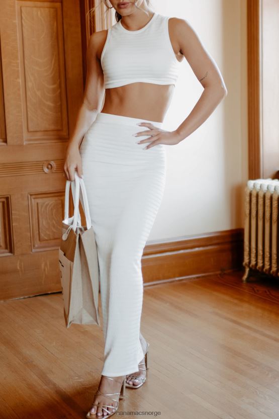 hvit NanaMacs klar til å komme unna todelt skjørtsett 402NJ01207