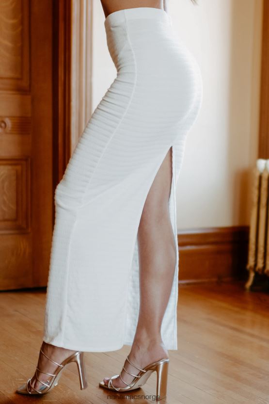 hvit NanaMacs klar til å komme unna todelt skjørtsett 402NJ01207