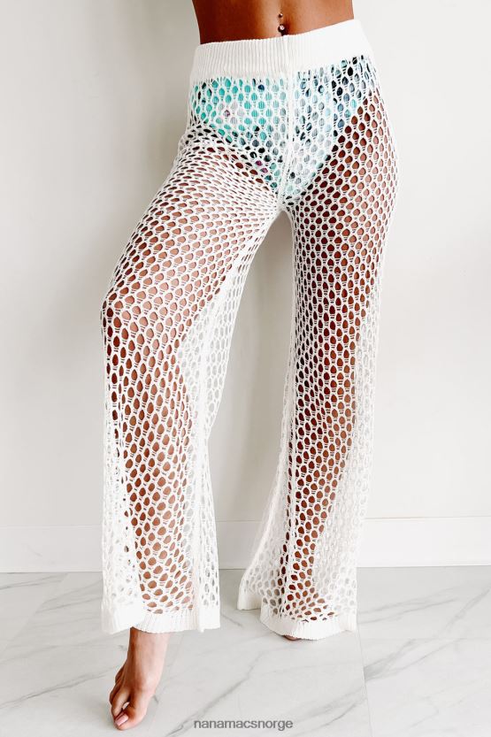 hvit NanaMacs sittende ved bassenget todelt heklet buksesett 402NJ01590