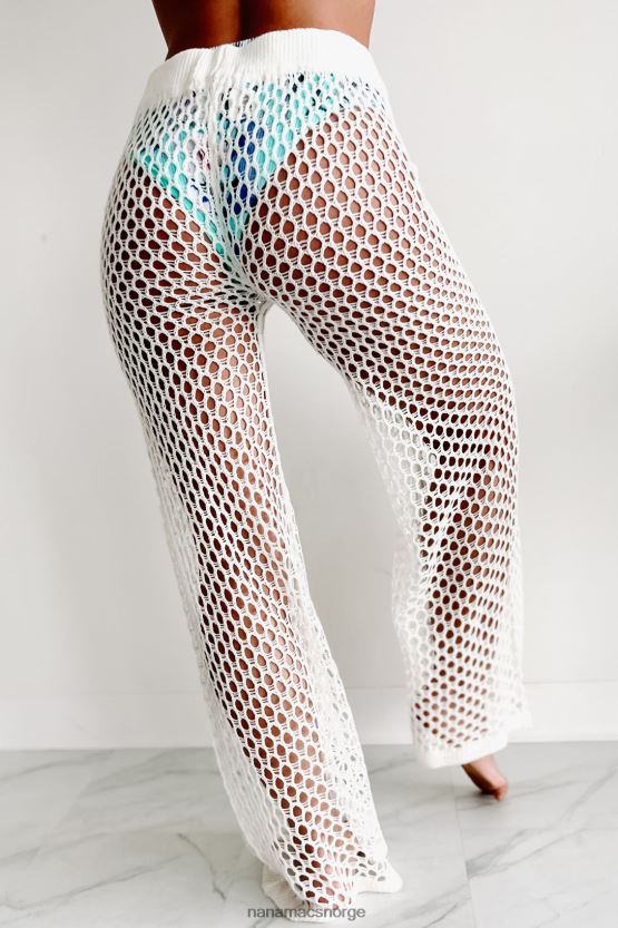 hvit NanaMacs sittende ved bassenget todelt heklet buksesett 402NJ01590