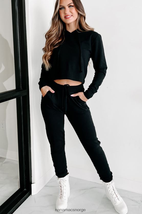 svart NanaMacs riv opp dette todelte joggesettet med hette 402NJ0635