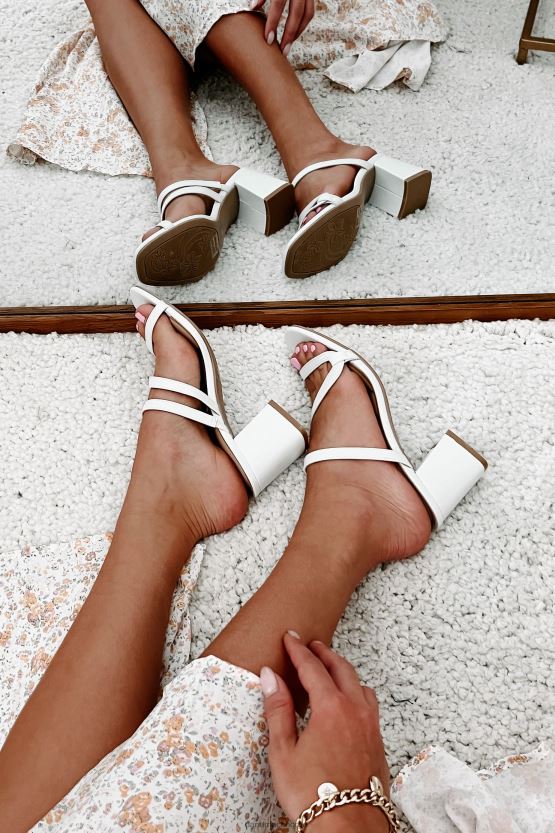 glatt hvit NanaMacs utover troende sandaler med reim 402NJ03981