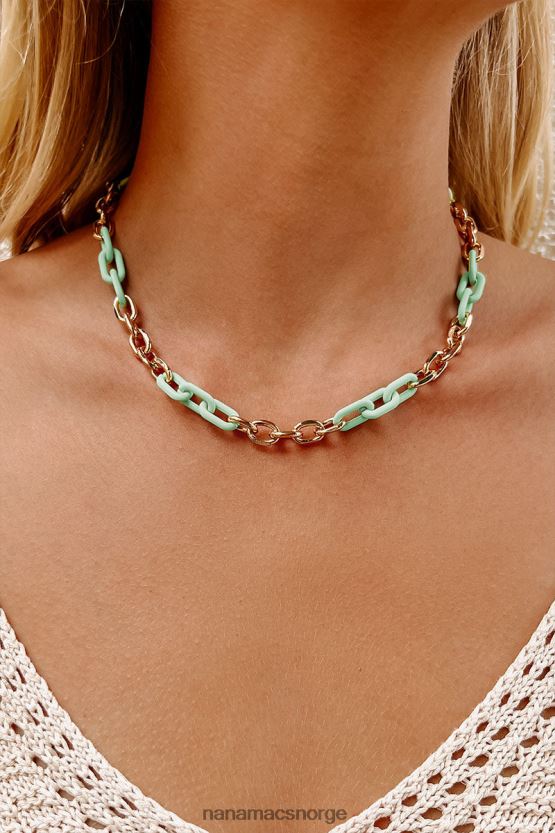 mynte NanaMacs drar i halskjedet mitt 402NJ04134