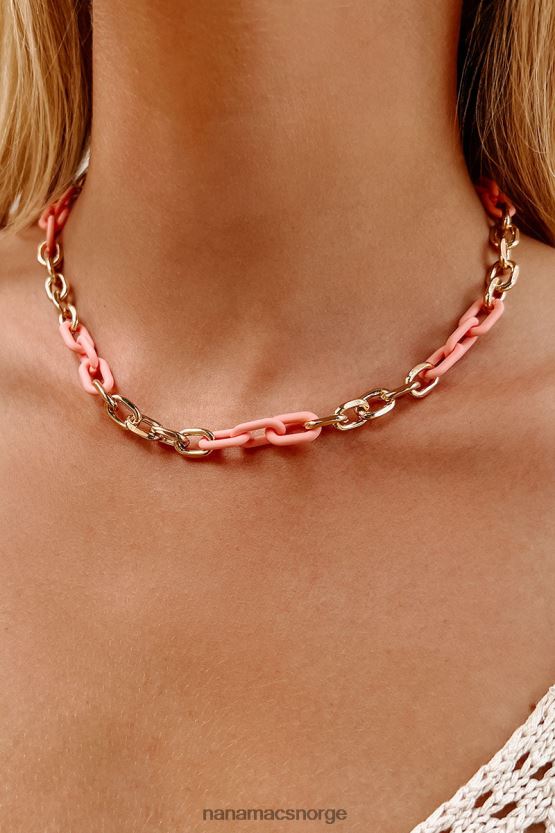 rosa NanaMacs drar i halskjedet mitt 402NJ04133