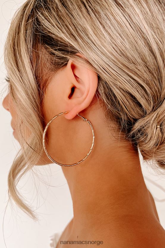 gull NanaMacs hoppe til konklusjoner teksturerte bøyle øredobber 402NJ04281