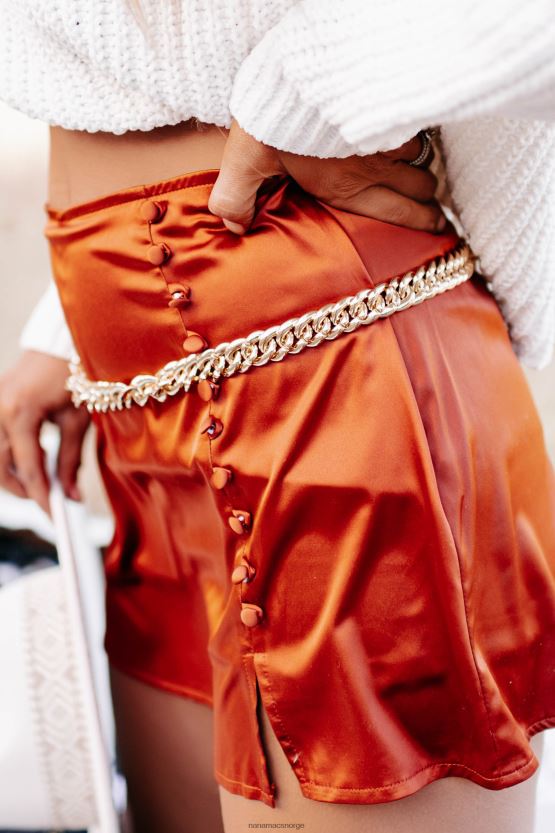 gull NanaMacs samle seg rundt kjedebeltet 402NJ04457