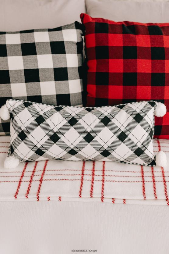 hvit svart NanaMacs tro pom pom pute 402NJ04543