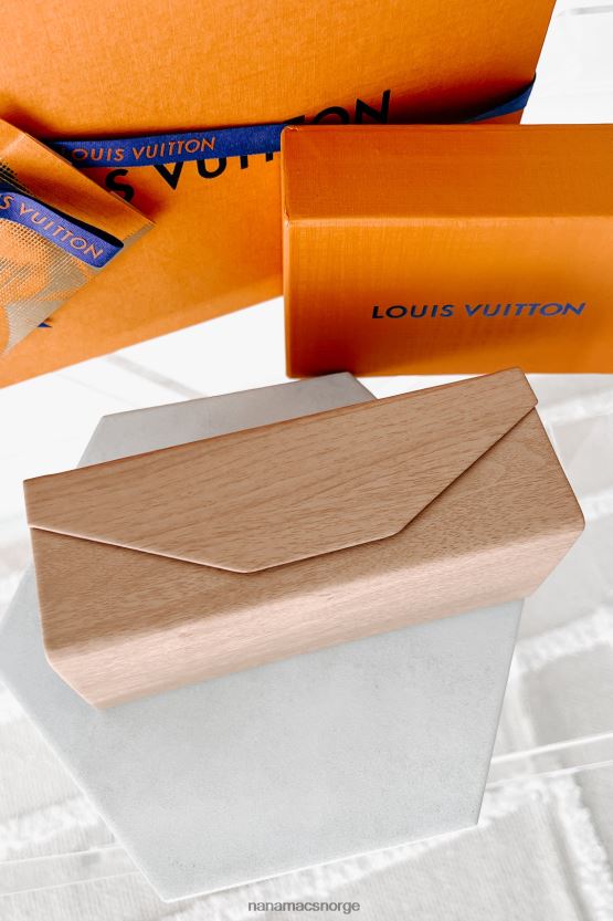 lett ved NanaMacs magnetisk solbrilleveske i imitert tre 402NJ04445