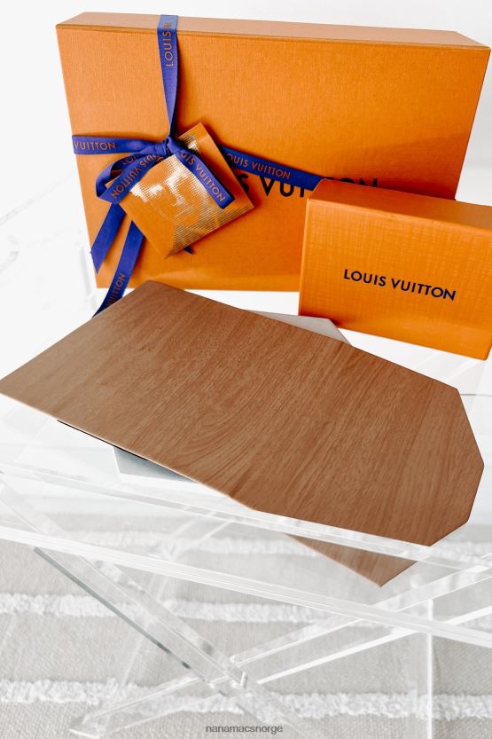 lett ved NanaMacs magnetisk solbrilleveske i imitert tre 402NJ04445