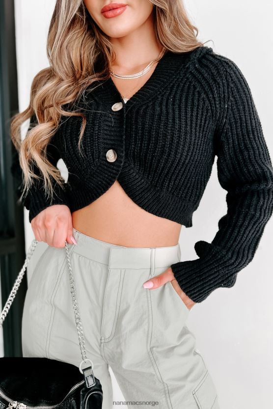 svart NanaMacs dekket av en koselig cardigan-topp foran 402NJ01239