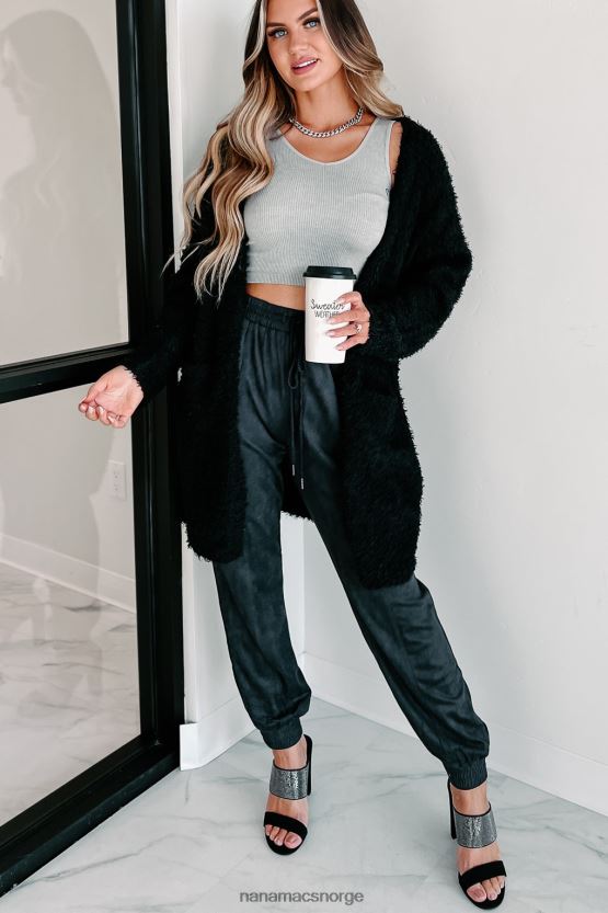 svart NanaMacs si at du holder åpen cardigan foran 402NJ03738