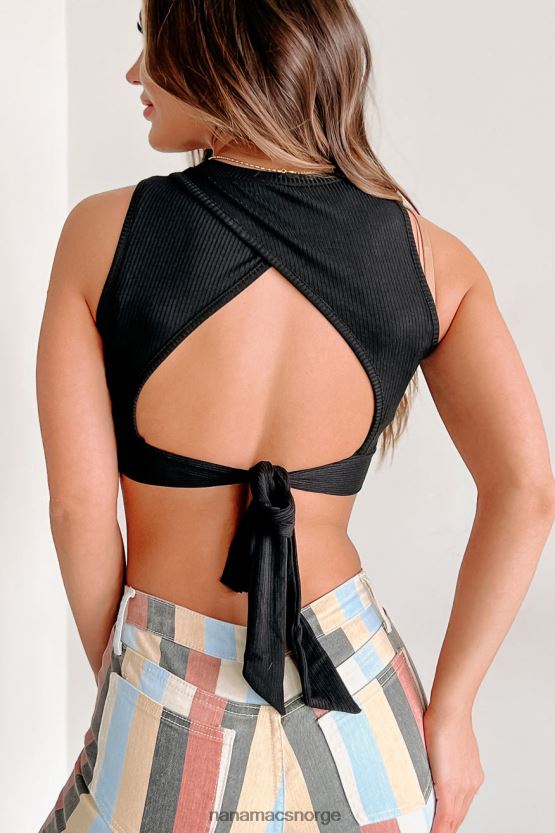 svart NanaMacs aldri et kjedelig øyeblikk ribbet åpen rygg crop top 402NJ0871