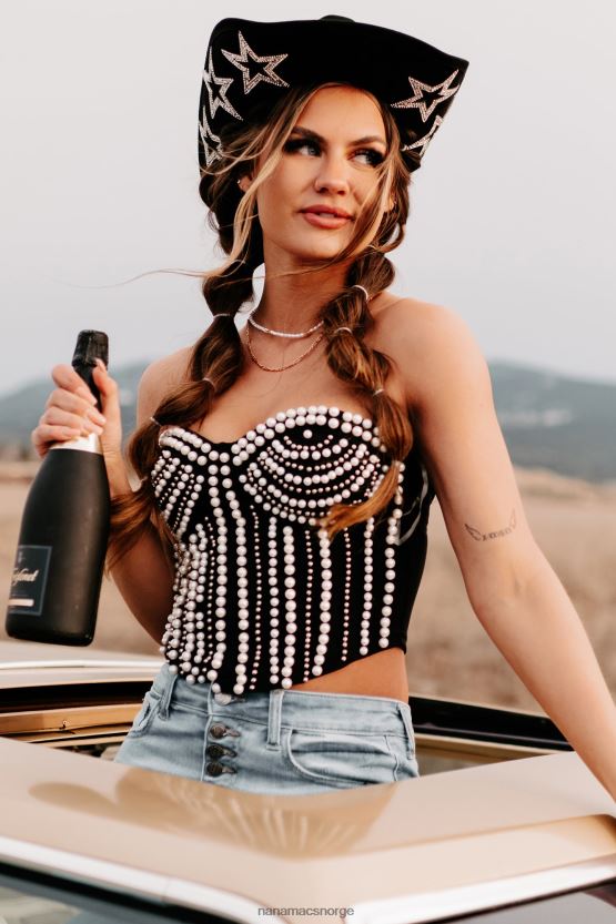 svart NanaMacs passerer den boblende perleoppløsningen 402NJ0138