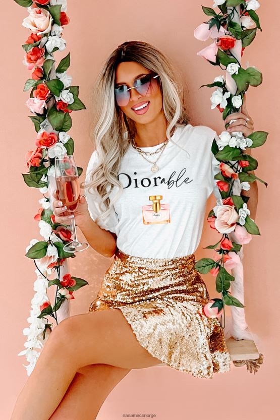 hvit NanaMacs diorable parodi parfyme grafikk flere skjorte alternativer 402NJ01059