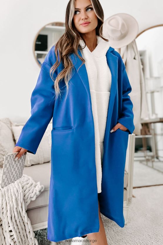 blå NanaMacs ser etter et skilt åpent forfrakk 402NJ03791